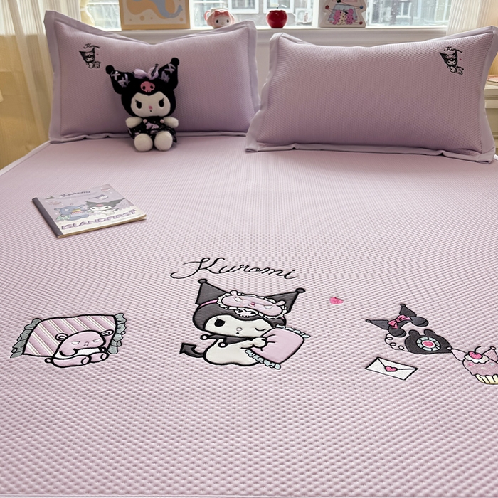 91家纺网 家纺一手货源 找家纺 蓝邻家纺 2025年新款PE提花正版三丽鸥刺绣凉席系列-场景二 抱枕库洛米