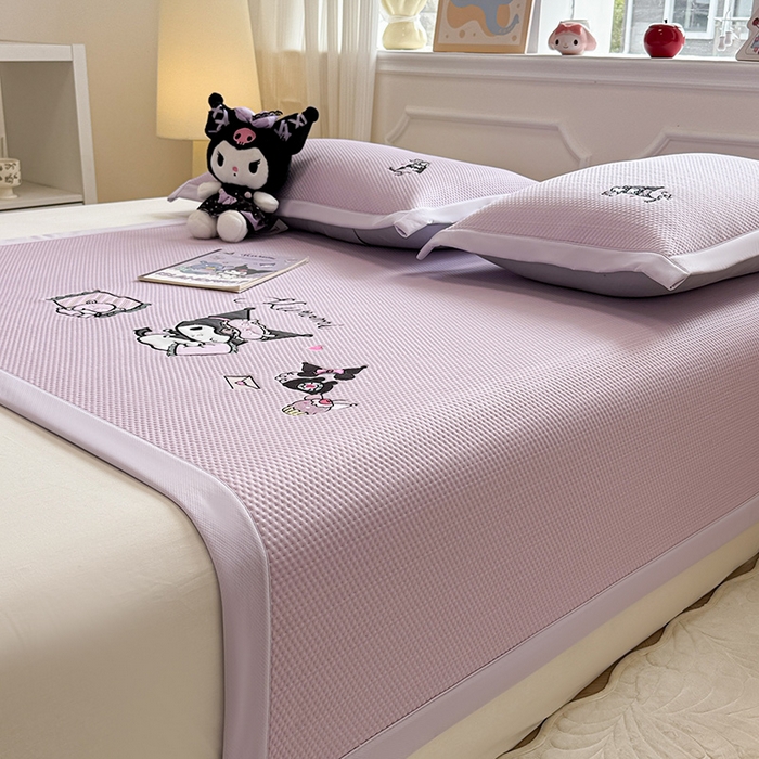 91家纺网 家纺一手货源 找家纺 蓝邻家纺 2025年新款PE提花正版三丽鸥刺绣凉席系列-场景二 抱枕库洛米