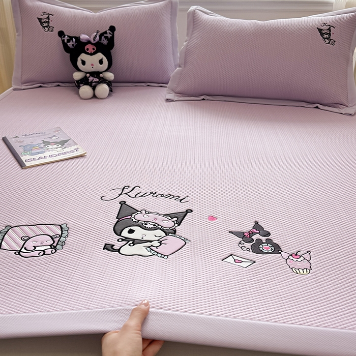 91家纺网 家纺一手货源 找家纺 蓝邻家纺 2025年新款PE提花正版三丽鸥刺绣凉席系列-场景二 抱枕库洛米