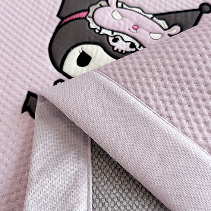 91家纺网 家纺一手货源 找家纺 蓝邻家纺 2025年新款PE提花正版三丽鸥刺绣凉席系列-场景二 抱枕库洛米