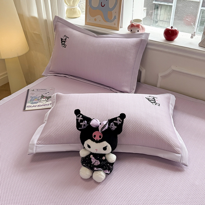 91家纺网 家纺一手货源 找家纺 蓝邻家纺 2025年新款PE提花正版三丽鸥刺绣凉席系列-场景二 抱枕库洛米