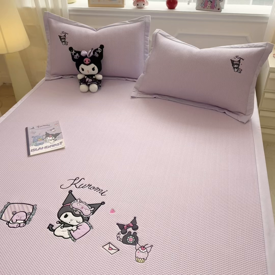 91家纺网 家纺一手货源 找家纺 蓝邻家纺 2025年新款PE提花正版三丽鸥刺绣凉席系列-场景二 抱枕库洛米