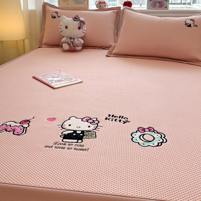 91家纺网 家纺一手货源 找家纺 蓝邻家纺 2025年新款PE提花正版三丽鸥刺绣凉席系列-场景二 魔法凯蒂猫