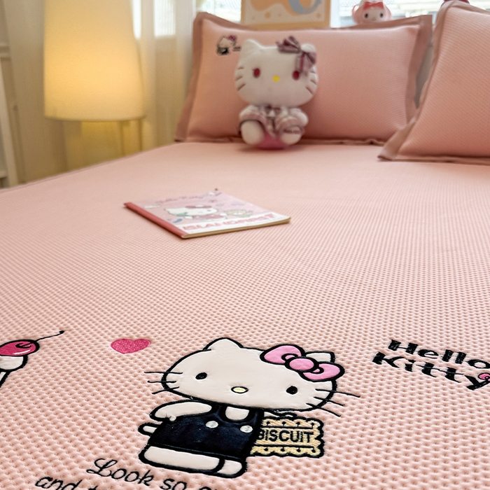 91家纺网 家纺一手货源 找家纺 蓝邻家纺 2025年新款PE提花正版三丽鸥刺绣凉席系列-场景二 魔法凯蒂猫