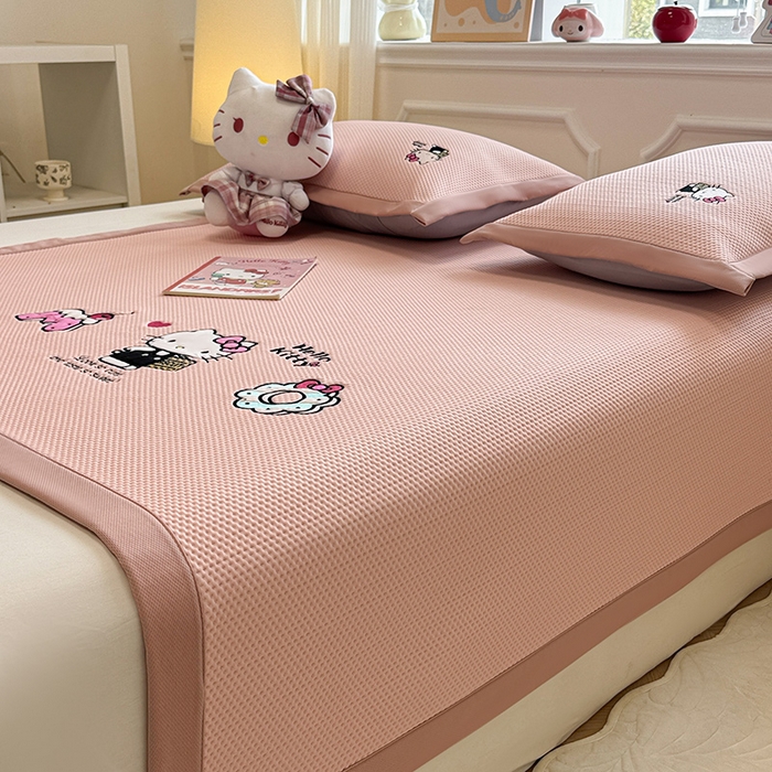 91家纺网 家纺一手货源 找家纺 蓝邻家纺 2025年新款PE提花正版三丽鸥刺绣凉席系列-场景二 魔法凯蒂猫