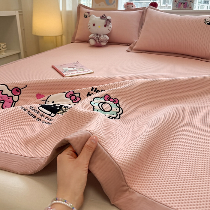 91家纺网 家纺一手货源 找家纺 蓝邻家纺 2025年新款PE提花正版三丽鸥刺绣凉席系列-场景二 魔法凯蒂猫