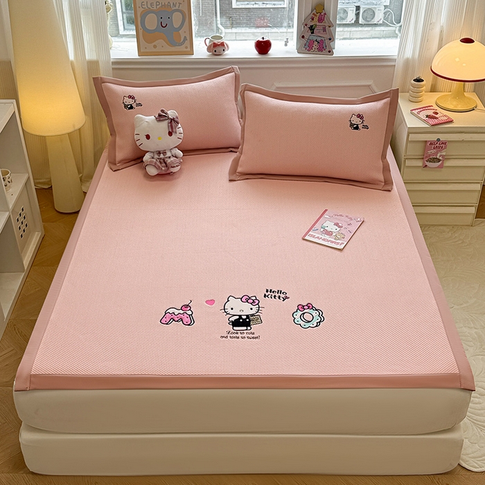 91家纺网 家纺一手货源 找家纺 蓝邻家纺 2025年新款PE提花正版三丽鸥刺绣凉席系列-场景二 魔法凯蒂猫