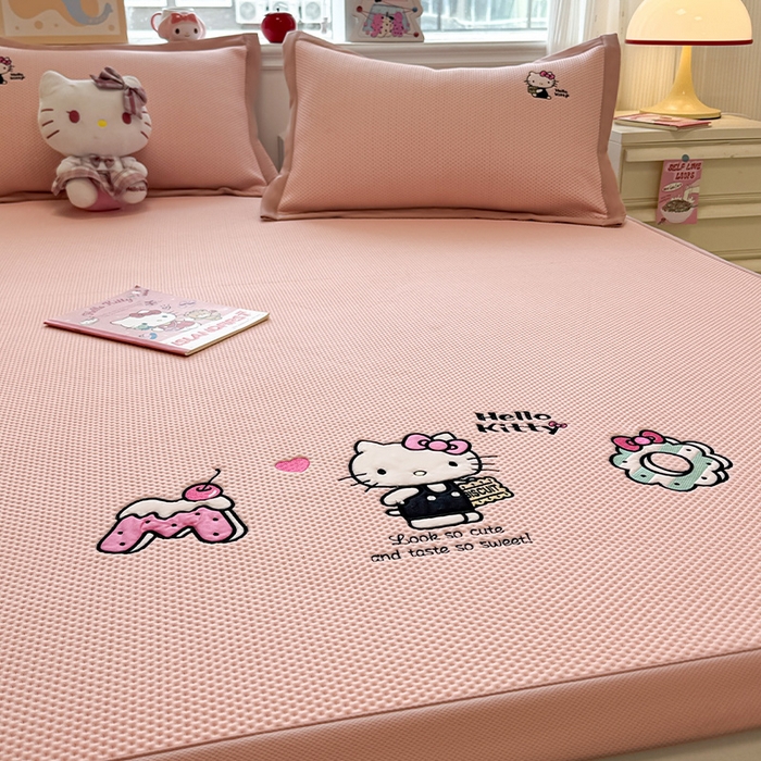 91家纺网 家纺一手货源 找家纺 蓝邻家纺 2025年新款PE提花正版三丽鸥刺绣凉席系列-场景二 魔法凯蒂猫