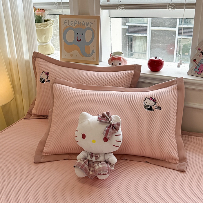 91家纺网 家纺一手货源 找家纺 蓝邻家纺 2025年新款PE提花正版三丽鸥刺绣凉席系列-场景二 魔法凯蒂猫