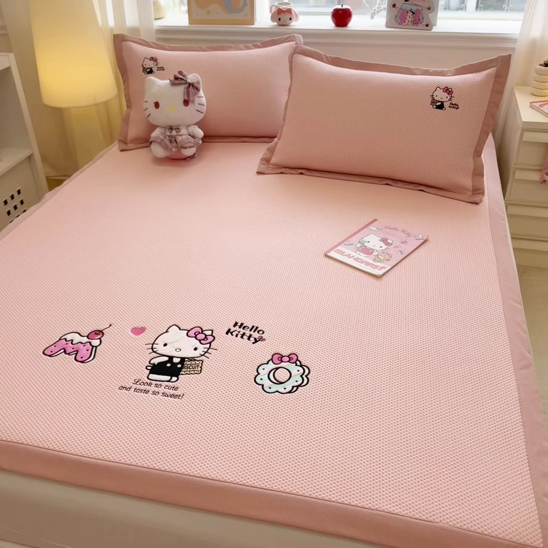 91家纺网 家纺一手货源 找家纺 蓝邻家纺 2025年新款PE提花正版三丽鸥刺绣凉席系列-场景二 魔法凯蒂猫