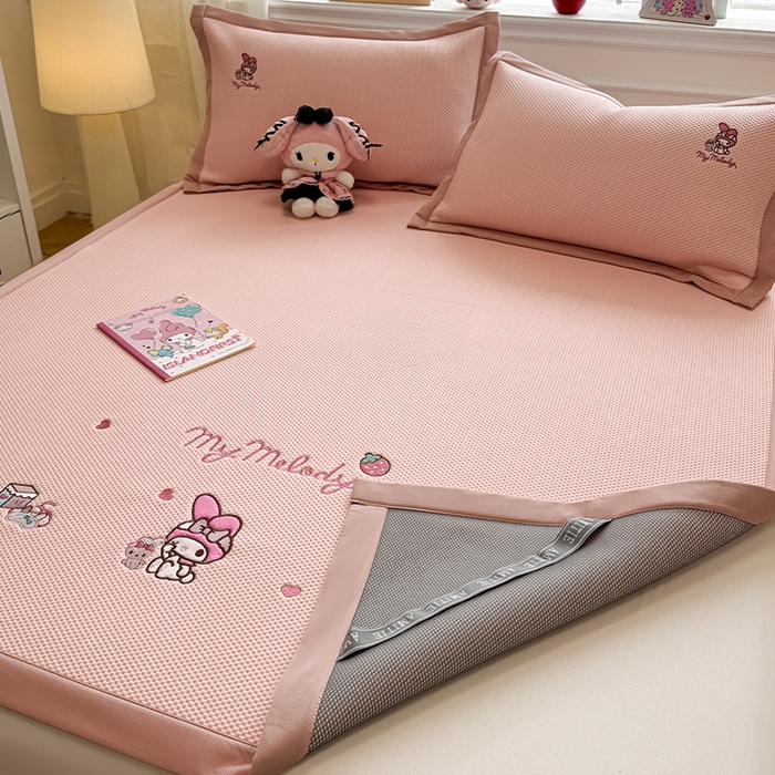 91家纺网 家纺一手货源 找家纺 蓝邻家纺 2025年新款PE提花正版三丽鸥刺绣凉席系列-场景二 木马美乐蒂