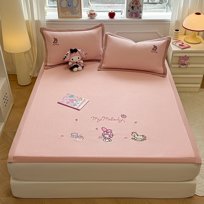 91家纺网 家纺一手货源 找家纺 蓝邻家纺 2025年新款PE提花正版三丽鸥刺绣凉席系列-场景二 木马美乐蒂