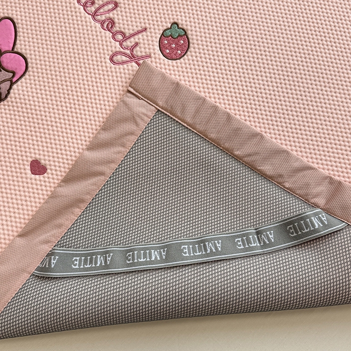 91家纺网 家纺一手货源 找家纺 蓝邻家纺 2025年新款PE提花正版三丽鸥刺绣凉席系列-场景二 木马美乐蒂