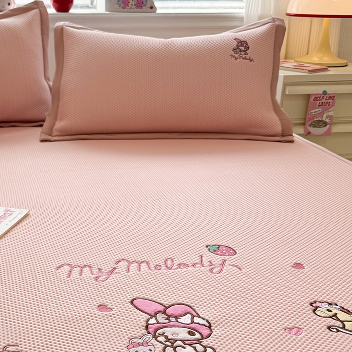 91家纺网 家纺一手货源 找家纺 蓝邻家纺 2025年新款PE提花正版三丽鸥刺绣凉席系列-场景二 木马美乐蒂