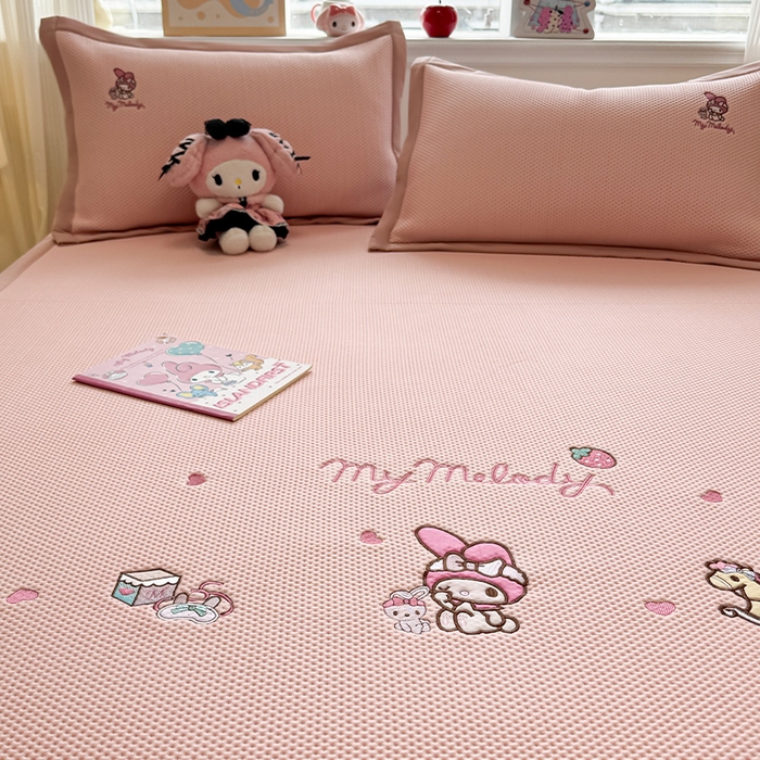 91家纺网 家纺一手货源 找家纺 蓝邻家纺 2025年新款PE提花正版三丽鸥刺绣凉席系列-场景二 木马美乐蒂