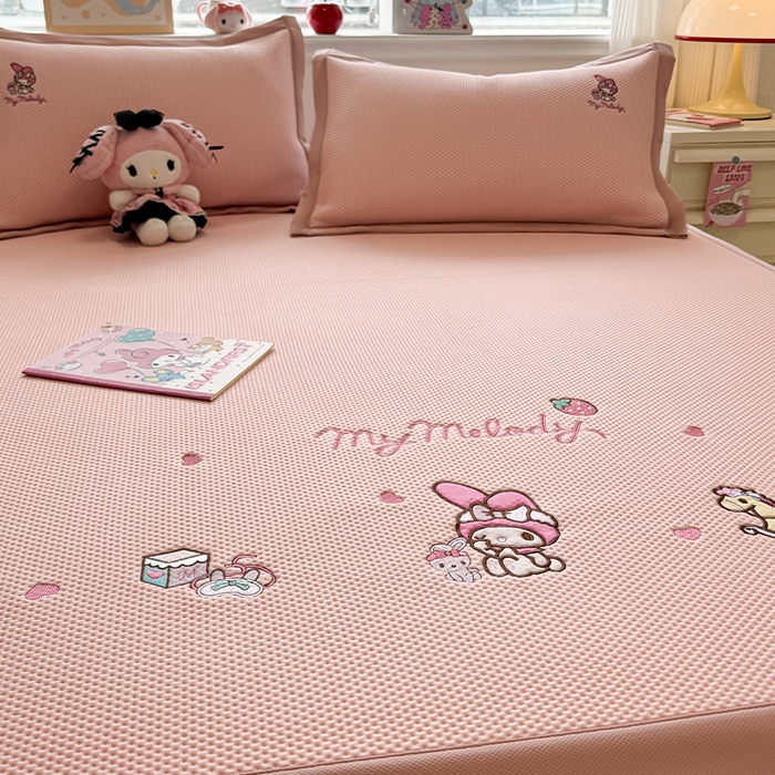 91家纺网 家纺一手货源 找家纺 蓝邻家纺 2025年新款PE提花正版三丽鸥刺绣凉席系列-场景二 木马美乐蒂