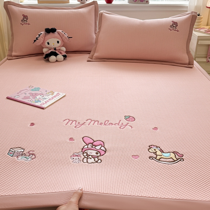 91家纺网 家纺一手货源 找家纺 蓝邻家纺 2025年新款PE提花正版三丽鸥刺绣凉席系列-场景二 木马美乐蒂