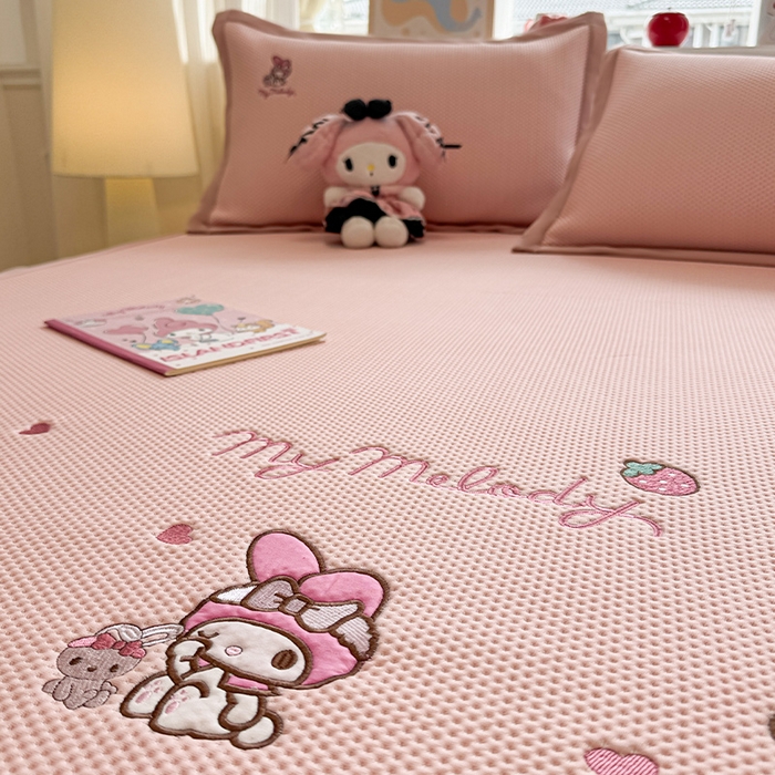 91家纺网 家纺一手货源 找家纺 蓝邻家纺 2025年新款PE提花正版三丽鸥刺绣凉席系列-场景二 木马美乐蒂