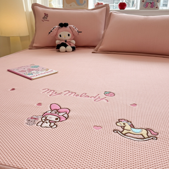 91家纺网 家纺一手货源 找家纺 蓝邻家纺 2025年新款PE提花正版三丽鸥刺绣凉席系列-场景二 木马美乐蒂