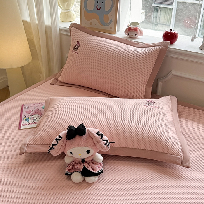 91家纺网 家纺一手货源 找家纺 蓝邻家纺 2025年新款PE提花正版三丽鸥刺绣凉席系列-场景二 木马美乐蒂