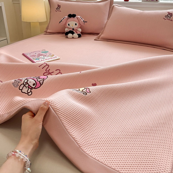 91家纺网 家纺一手货源 找家纺 蓝邻家纺 2025年新款PE提花正版三丽鸥刺绣凉席系列-场景二 木马美乐蒂