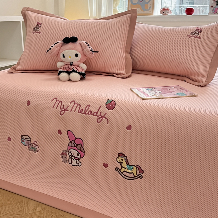 91家纺网 家纺一手货源 找家纺 蓝邻家纺 2025年新款PE提花正版三丽鸥刺绣凉席系列-场景二 木马美乐蒂