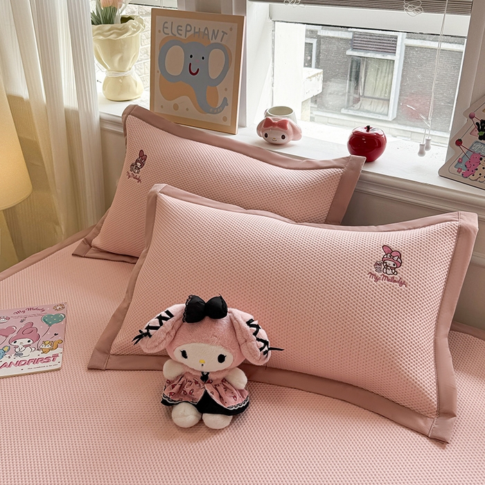 91家纺网 家纺一手货源 找家纺 蓝邻家纺 2025年新款PE提花正版三丽鸥刺绣凉席系列-场景二 木马美乐蒂