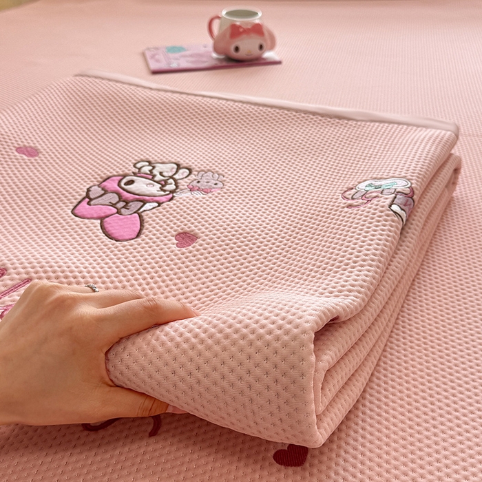 91家纺网 家纺一手货源 找家纺 蓝邻家纺 2025年新款PE提花正版三丽鸥刺绣凉席系列-场景二 木马美乐蒂