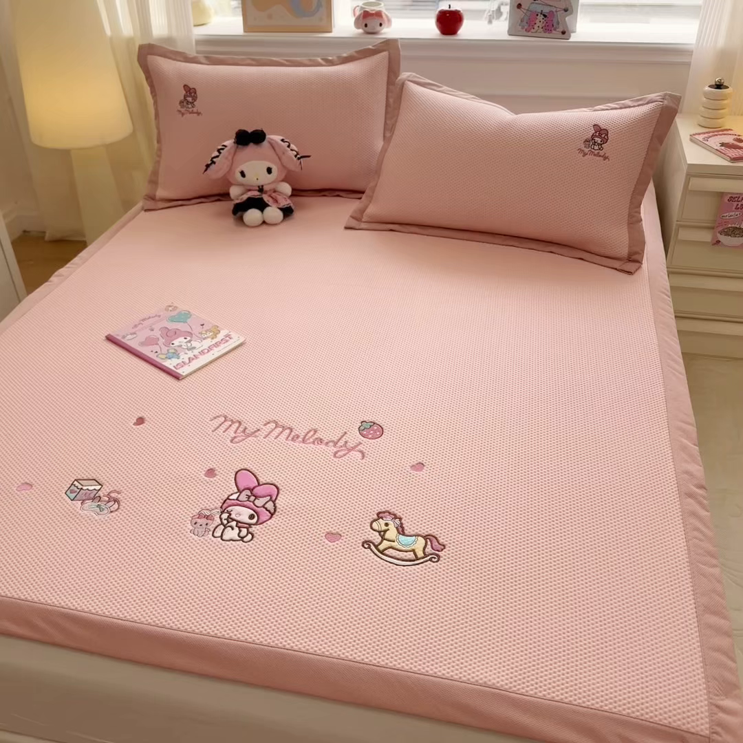 91家纺网 家纺一手货源 找家纺 蓝邻家纺 2025年新款PE提花正版三丽鸥刺绣凉席系列-场景二 木马美乐蒂