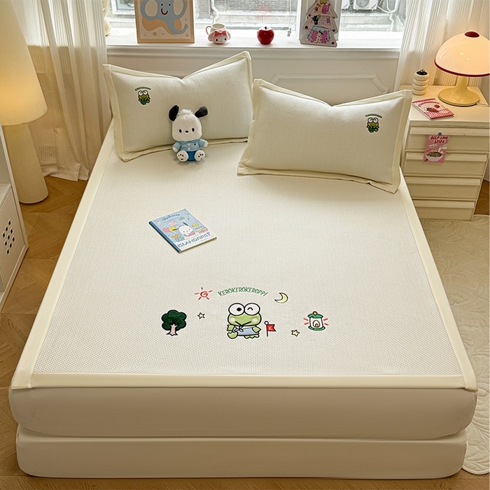 91家纺网 家纺一手货源 找家纺 蓝邻家纺 2025年新款PE提花正版三丽鸥刺绣凉席系列-场景二 三眼仔