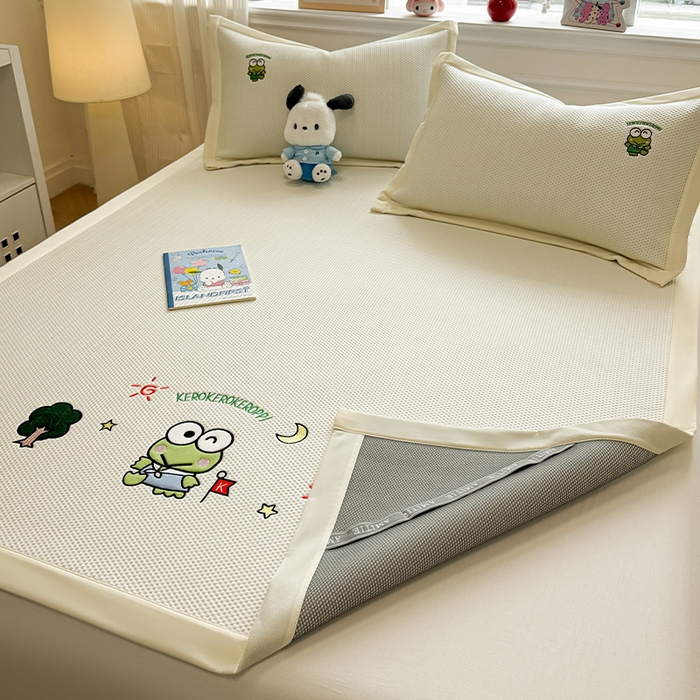 91家纺网 家纺一手货源 找家纺 蓝邻家纺 2025年新款PE提花正版三丽鸥刺绣凉席系列-场景二 三眼仔