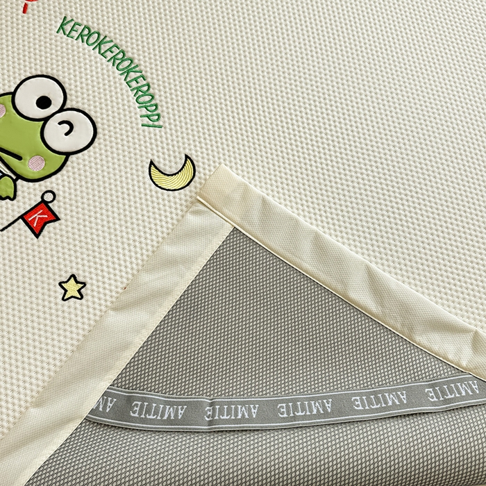 91家纺网 家纺一手货源 找家纺 蓝邻家纺 2025年新款PE提花正版三丽鸥刺绣凉席系列-场景二 三眼仔