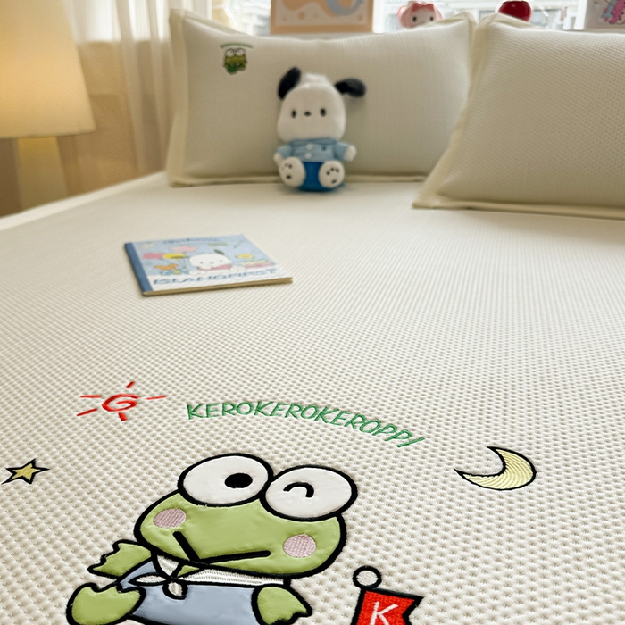 91家纺网 家纺一手货源 找家纺 蓝邻家纺 2025年新款PE提花正版三丽鸥刺绣凉席系列-场景二 三眼仔