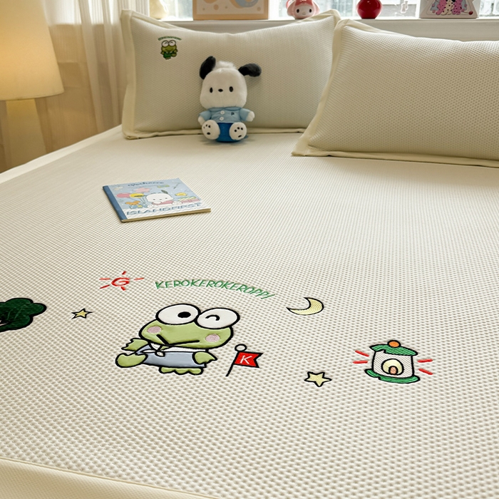 91家纺网 家纺一手货源 找家纺 蓝邻家纺 2025年新款PE提花正版三丽鸥刺绣凉席系列-场景二 三眼仔