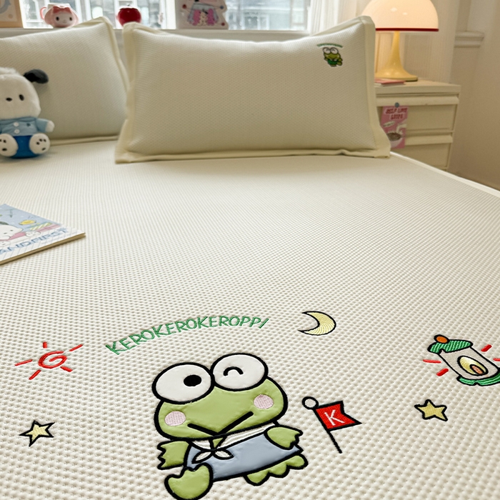 91家纺网 家纺一手货源 找家纺 蓝邻家纺 2025年新款PE提花正版三丽鸥刺绣凉席系列-场景二 三眼仔