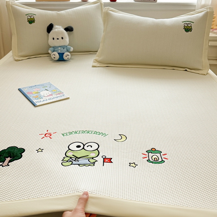 91家纺网 家纺一手货源 找家纺 蓝邻家纺 2025年新款PE提花正版三丽鸥刺绣凉席系列-场景二 三眼仔