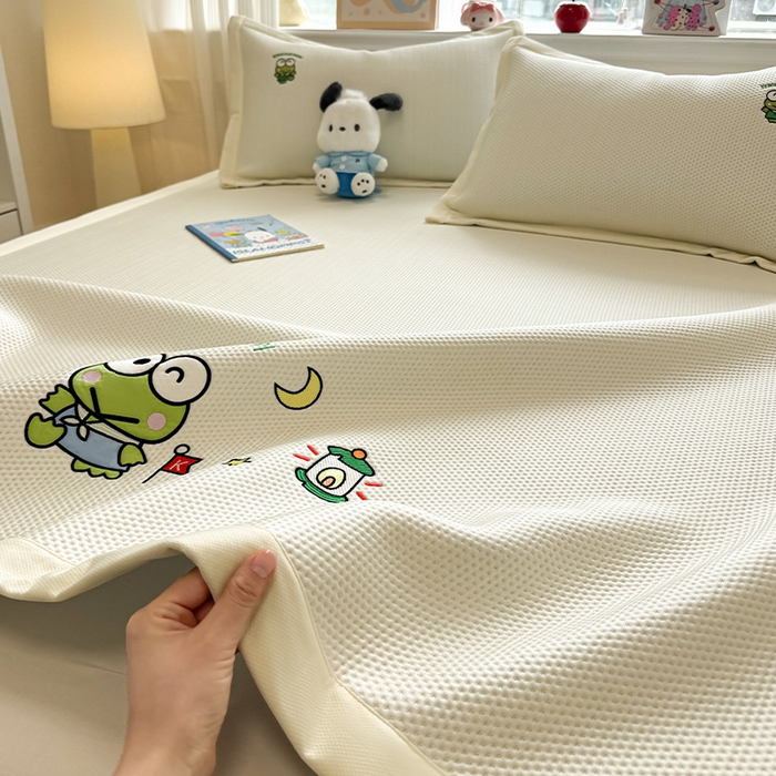 91家纺网 家纺一手货源 找家纺 蓝邻家纺 2025年新款PE提花正版三丽鸥刺绣凉席系列-场景二 三眼仔