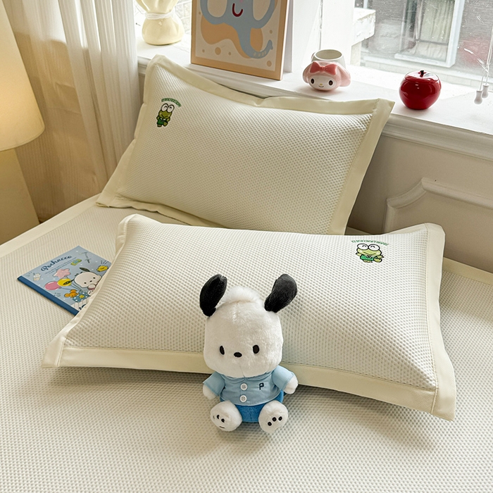 91家纺网 家纺一手货源 找家纺 蓝邻家纺 2025年新款PE提花正版三丽鸥刺绣凉席系列-场景二 三眼仔