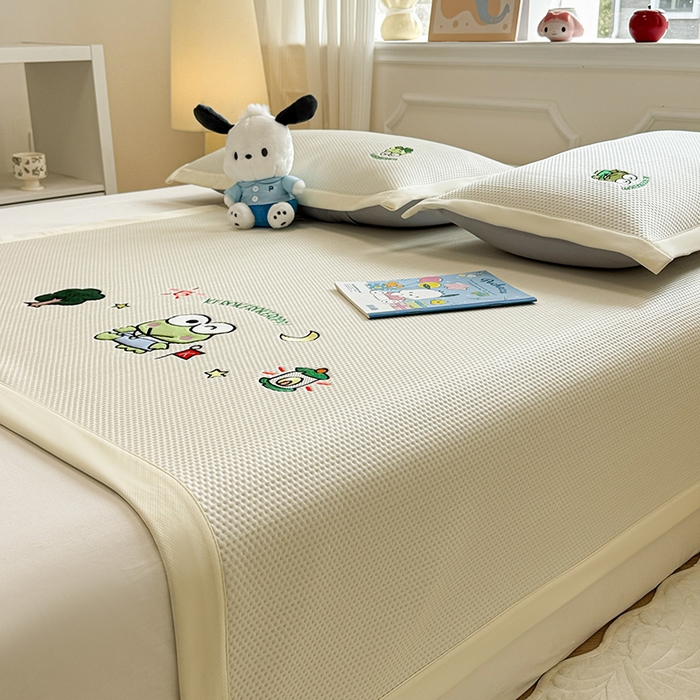 91家纺网 家纺一手货源 找家纺 蓝邻家纺 2025年新款PE提花正版三丽鸥刺绣凉席系列-场景二 三眼仔