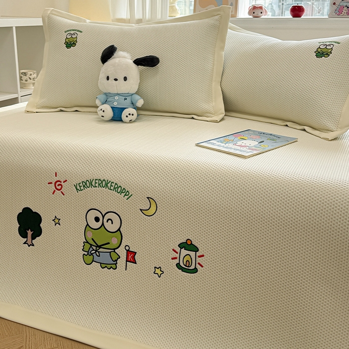 91家纺网 家纺一手货源 找家纺 蓝邻家纺 2025年新款PE提花正版三丽鸥刺绣凉席系列-场景二 三眼仔