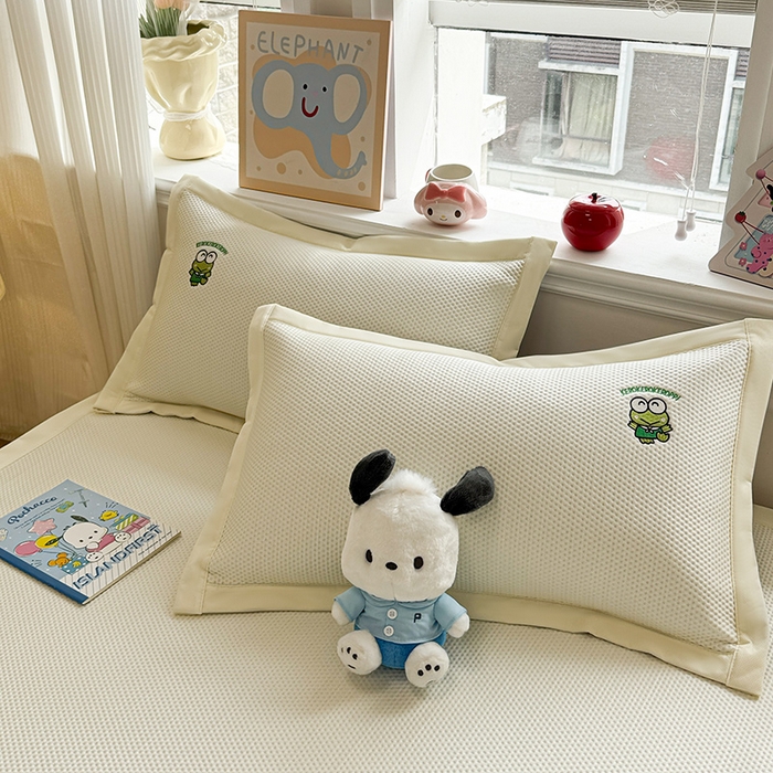 91家纺网 家纺一手货源 找家纺 蓝邻家纺 2025年新款PE提花正版三丽鸥刺绣凉席系列-场景二 三眼仔