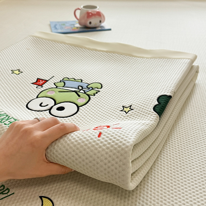 91家纺网 家纺一手货源 找家纺 蓝邻家纺 2025年新款PE提花正版三丽鸥刺绣凉席系列-场景二 三眼仔