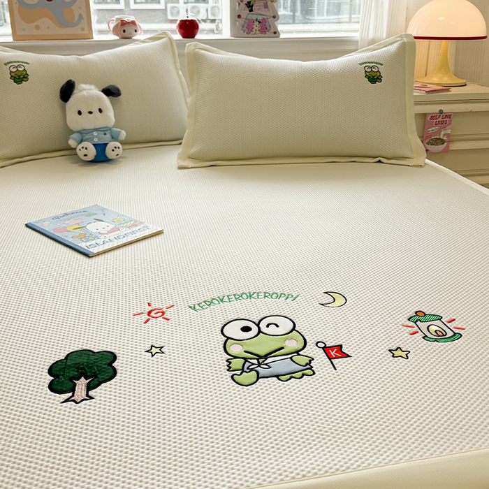 91家纺网 家纺一手货源 找家纺 蓝邻家纺 2025年新款PE提花正版三丽鸥刺绣凉席系列-场景二 三眼仔