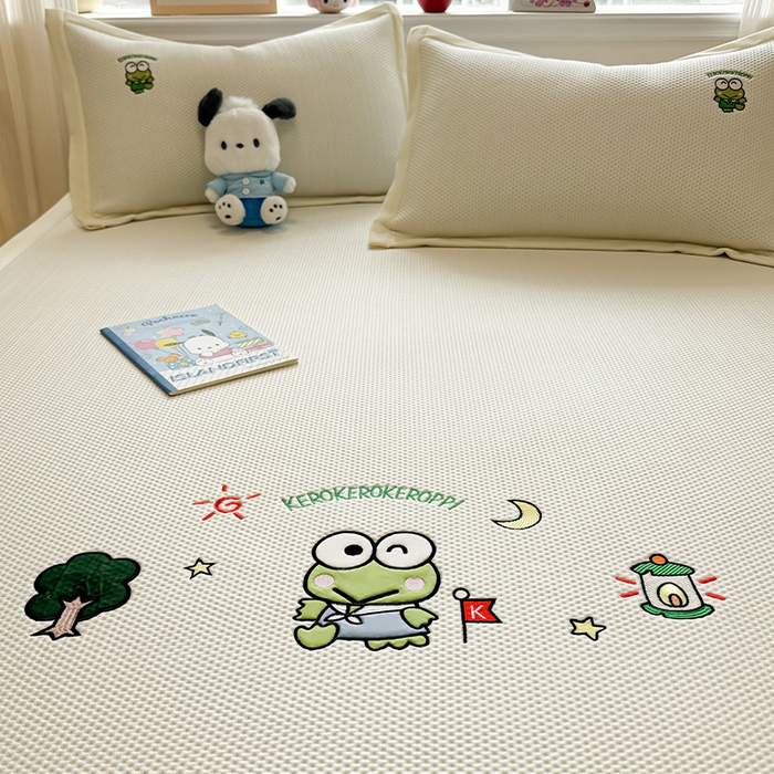 91家纺网 家纺一手货源 找家纺 蓝邻家纺 2025年新款PE提花正版三丽鸥刺绣凉席系列-场景二 三眼仔