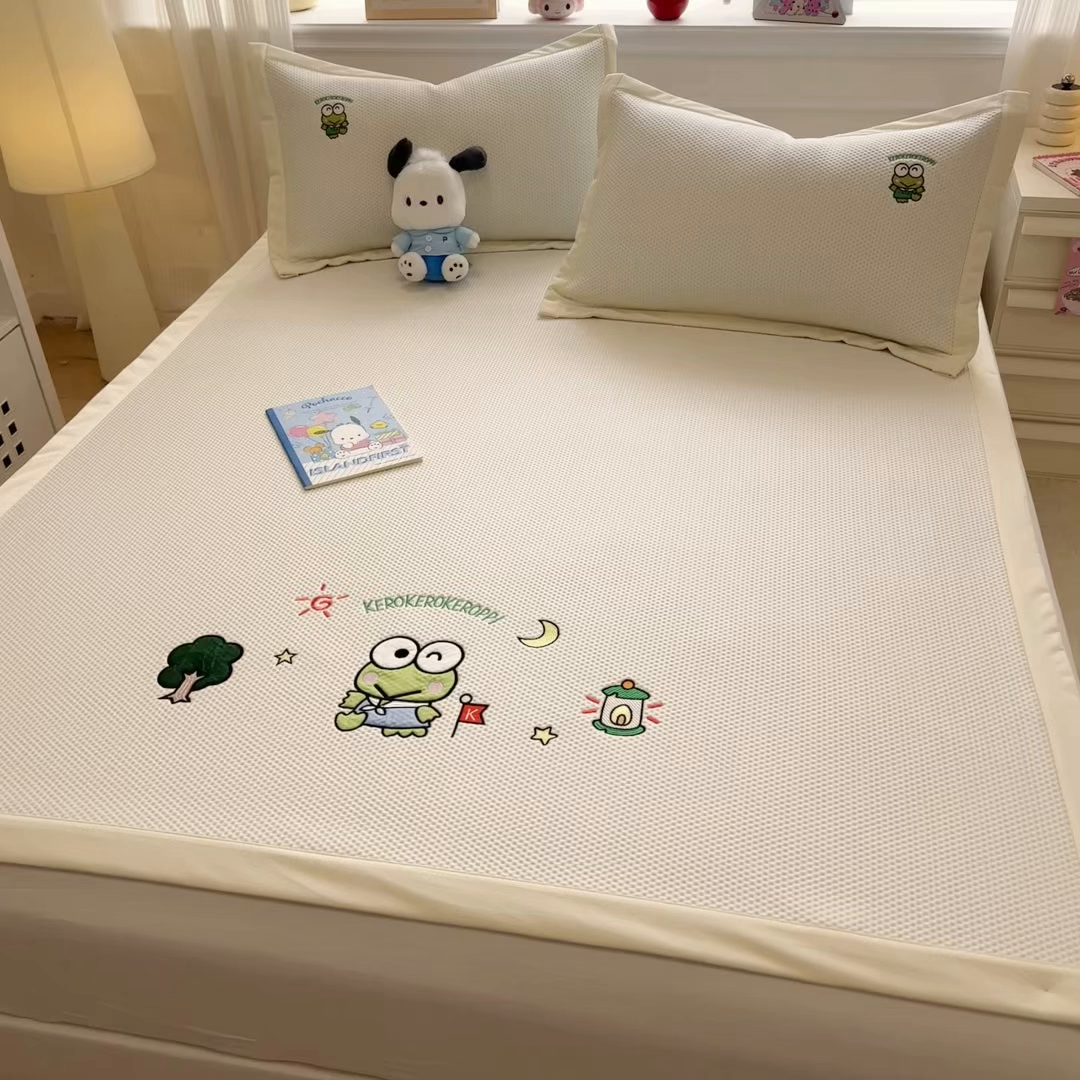 91家纺网 家纺一手货源 找家纺 蓝邻家纺 2025年新款PE提花正版三丽鸥刺绣凉席系列-场景二 三眼仔