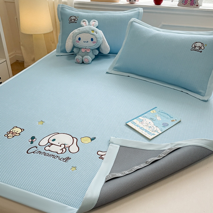 91家纺网 家纺一手货源 找家纺 蓝邻家纺 2025年新款PE提花正版三丽鸥刺绣凉席系列-场景二 熊仔玉桂狗