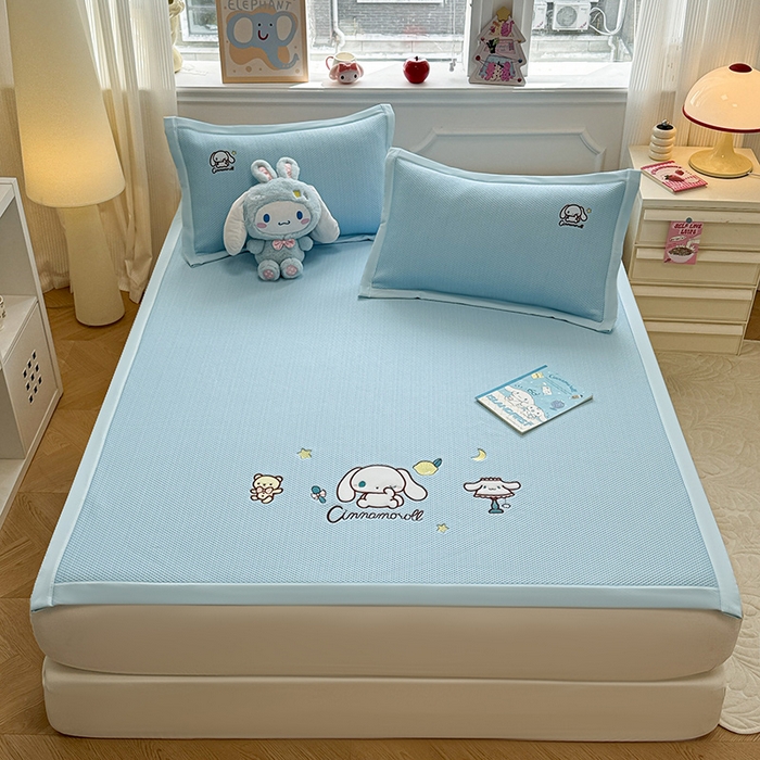 91家纺网 家纺一手货源 找家纺 蓝邻家纺 2025年新款PE提花正版三丽鸥刺绣凉席系列-场景二 熊仔玉桂狗