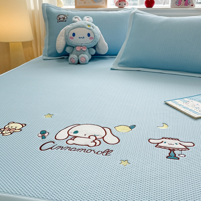 91家纺网 家纺一手货源 找家纺 蓝邻家纺 2025年新款PE提花正版三丽鸥刺绣凉席系列-场景二 熊仔玉桂狗