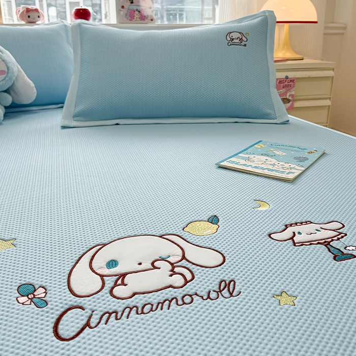 91家纺网 家纺一手货源 找家纺 蓝邻家纺 2025年新款PE提花正版三丽鸥刺绣凉席系列-场景二 熊仔玉桂狗