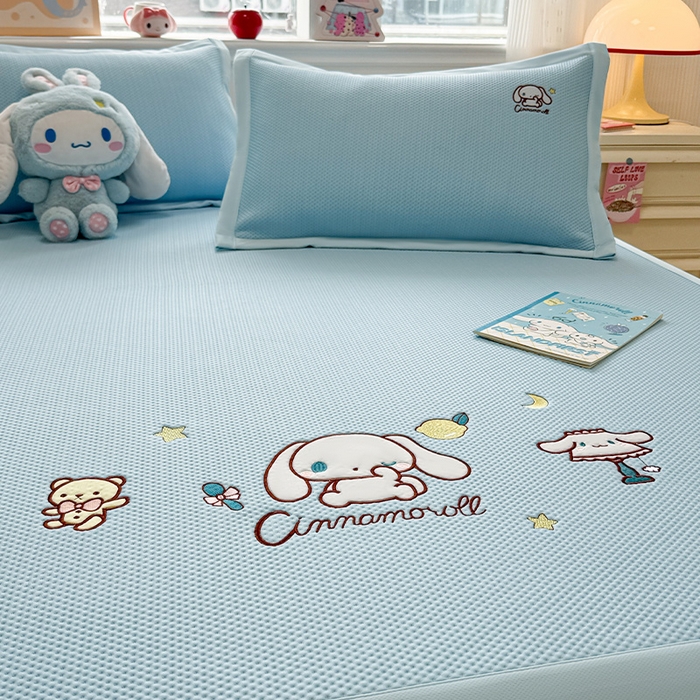 91家纺网 家纺一手货源 找家纺 蓝邻家纺 2025年新款PE提花正版三丽鸥刺绣凉席系列-场景二 熊仔玉桂狗